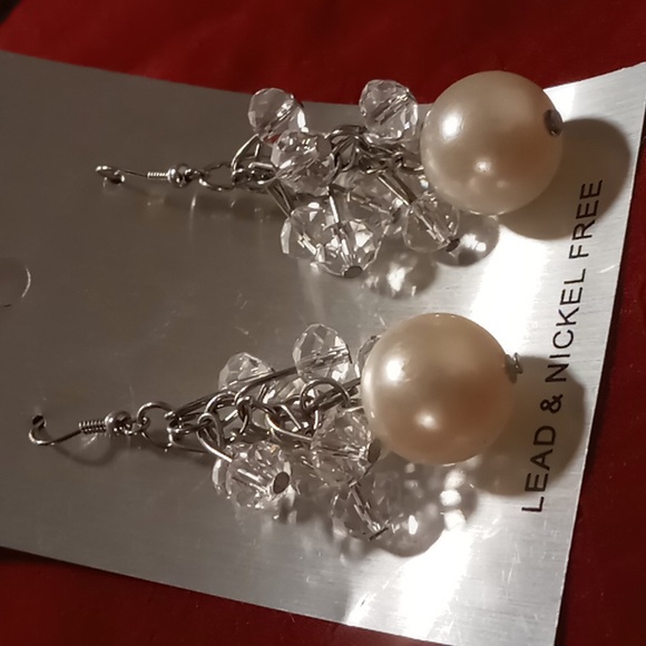Large pearl & crystal bead earrings on a chain drop. With hooks - Picture 2 of 7